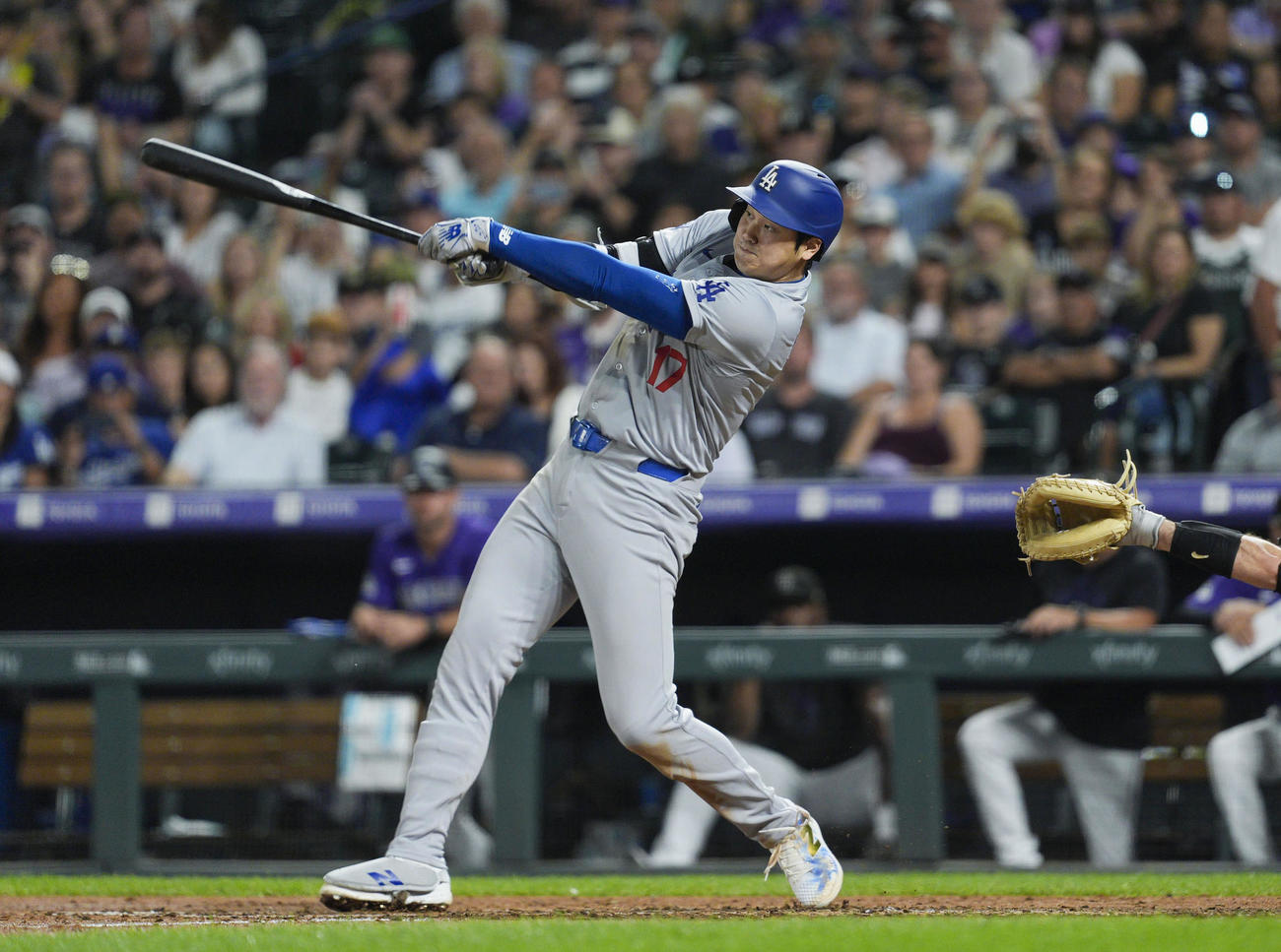 米大リーグ、ロッキーズ戦の6回、54号3ランを放つドジャースの大谷翔平（共同）