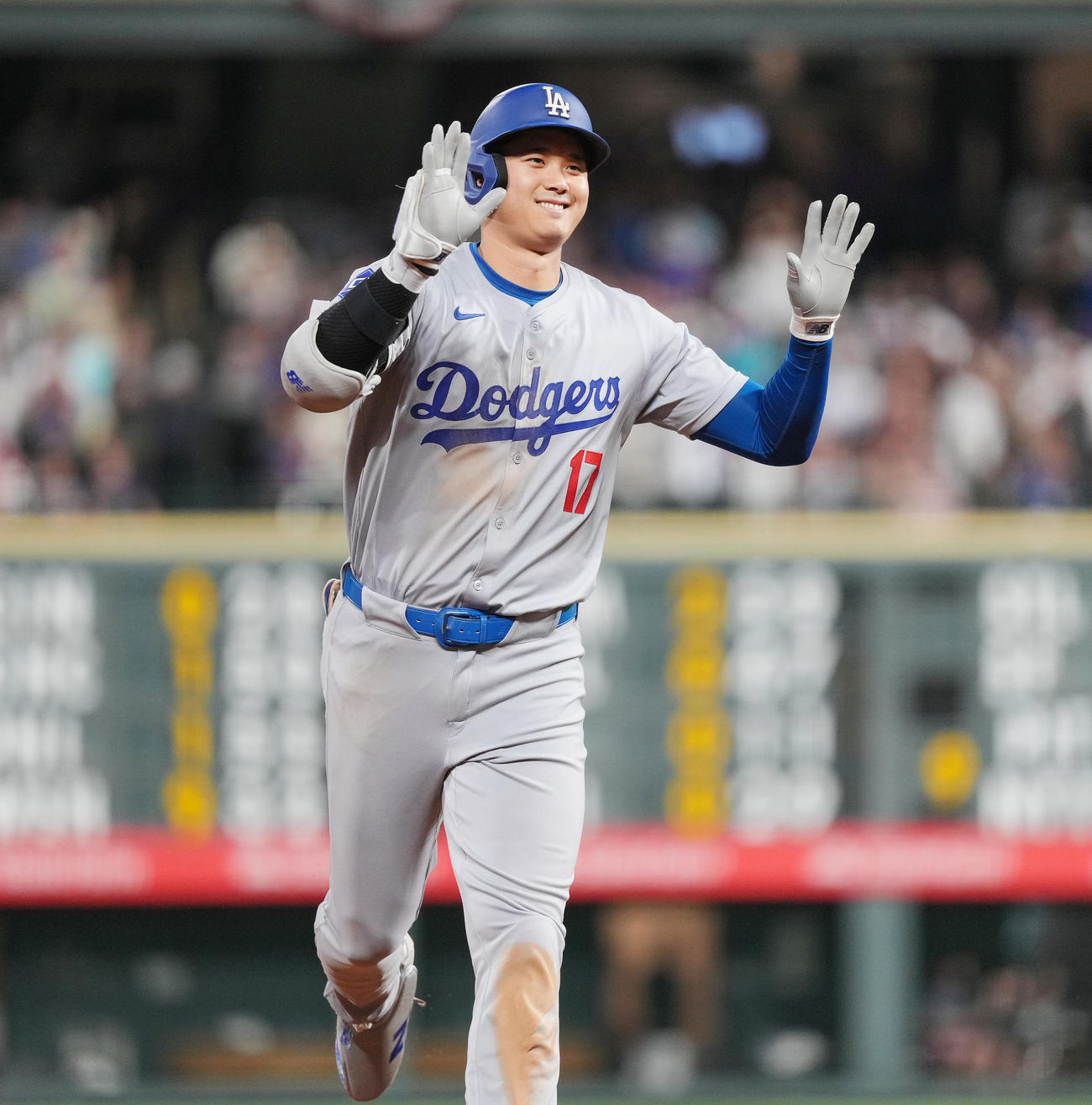 ロッキーズ対ドジャース　6回表ドジャース無死一、三塁、右越えに54号3点本塁打を放ち、笑顔でポーズをとる大谷（撮影・菅敏）