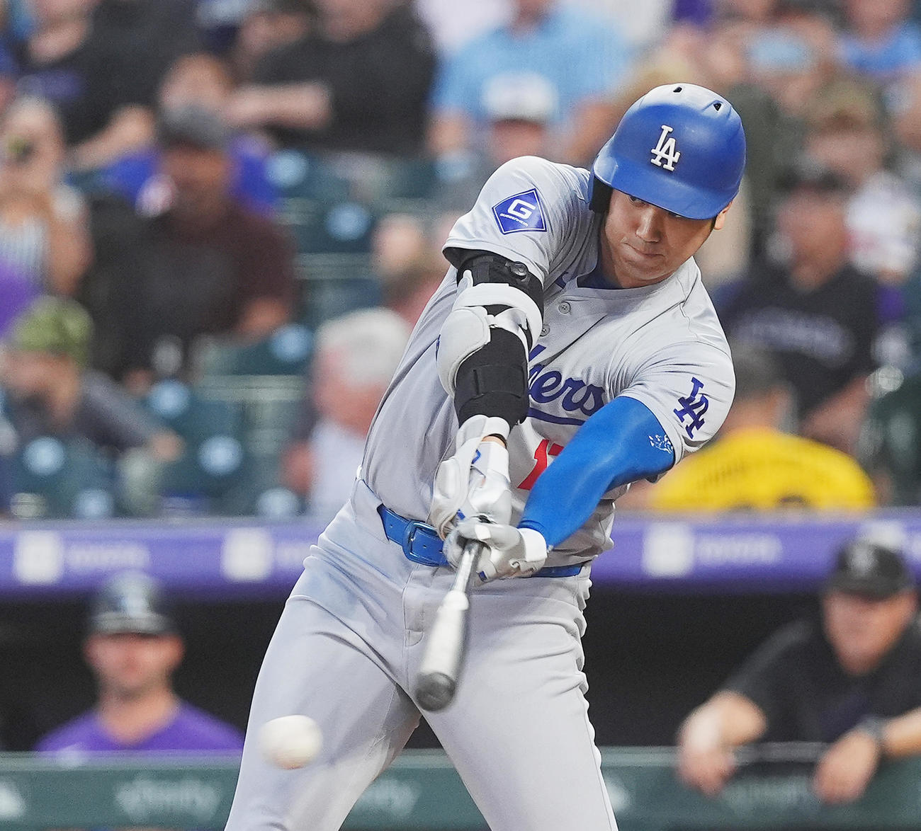 ロッキーズドジャース　2回表ドジャース1死一、二塁、右適時打を放つ大谷（撮影・菅敏）