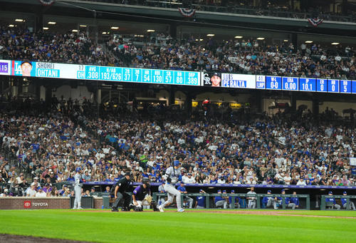 ロッキーズ対ドジャース　8回表ドジャース無死、左二塁打を放つ大谷（撮影・菅敏）