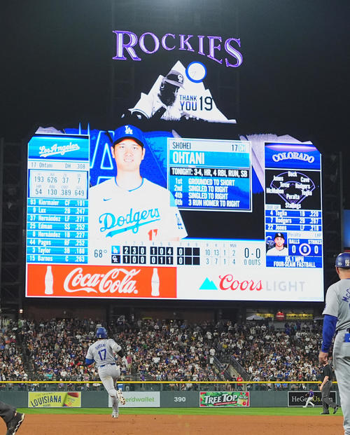 ロッキーズ対ドジャース　8回表ドジャース無死、左二塁打を放ち、一塁を駆け回る大谷（撮影・菅敏）