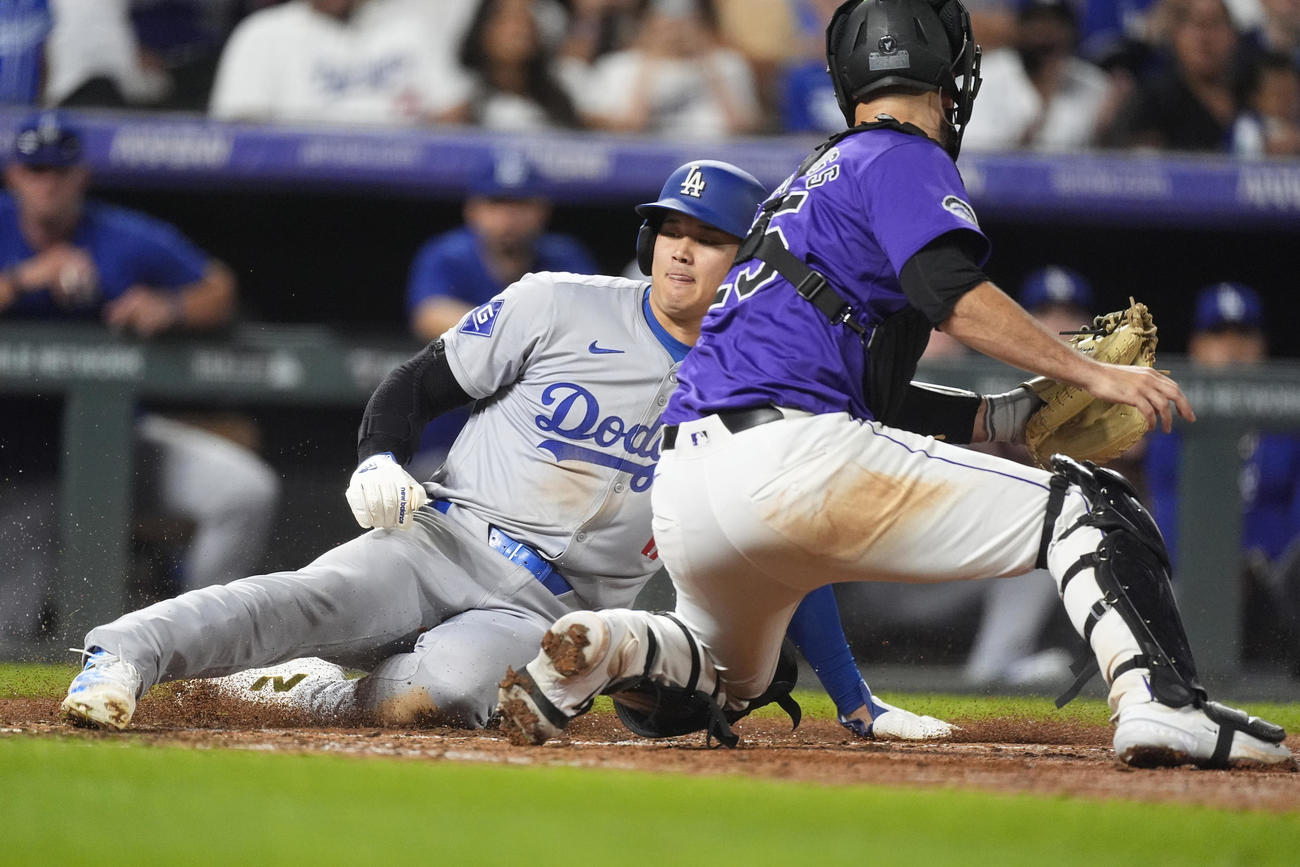 ロッキーズ戦の8回、本塁に滑り込んで生還したドジャース大谷翔平（AP)

