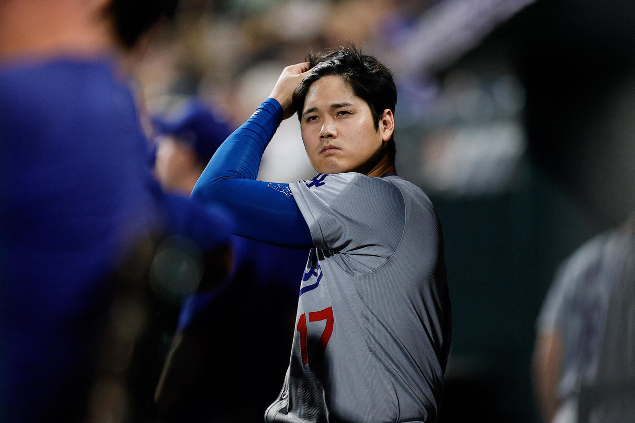 ドジャース大谷翔平はロッキーズ戦の7回裏にベンチで髪をかき上げた（ロイター）