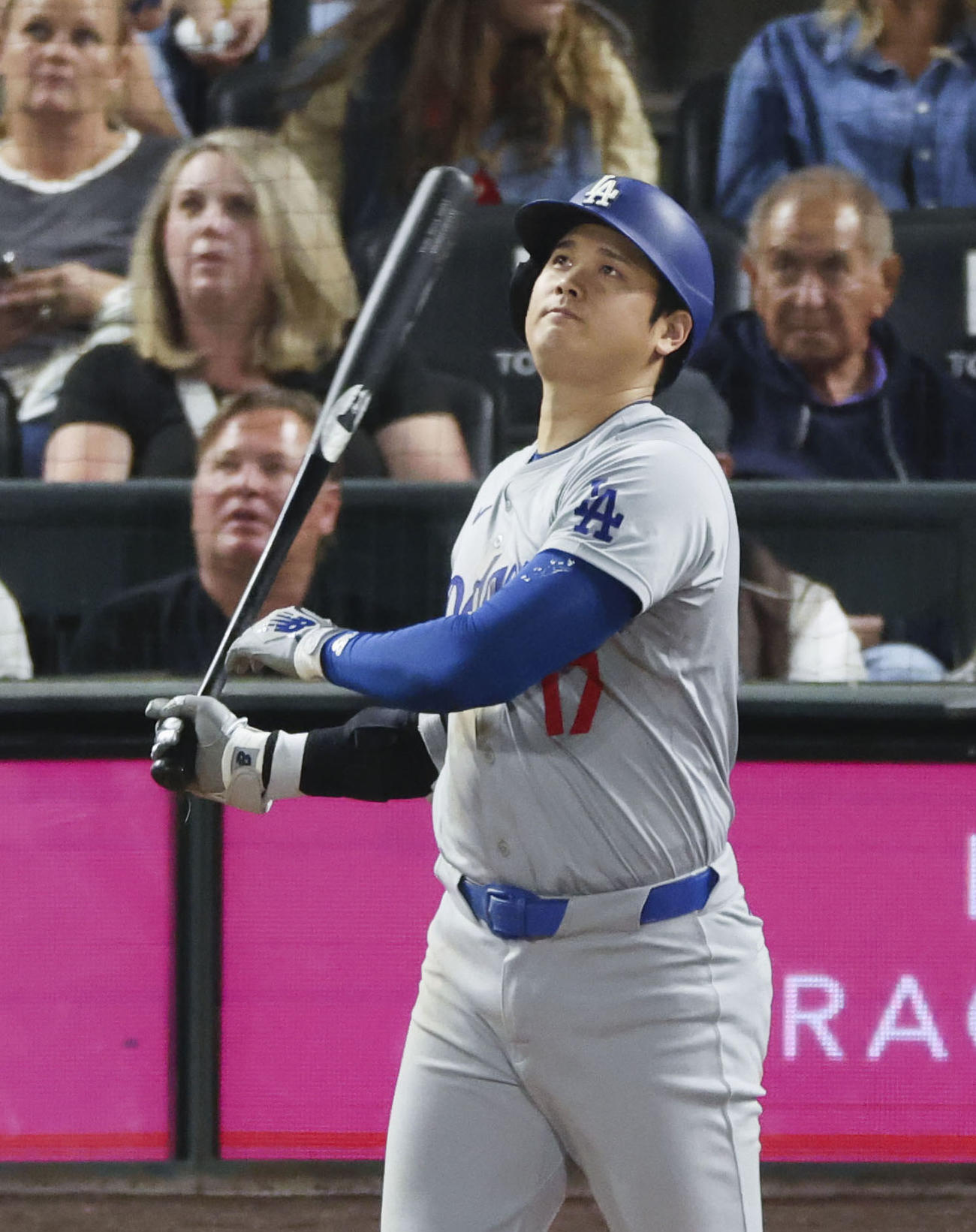 ロッキーズ戦の6回、54号3ランを放つドジャース大谷（共同）