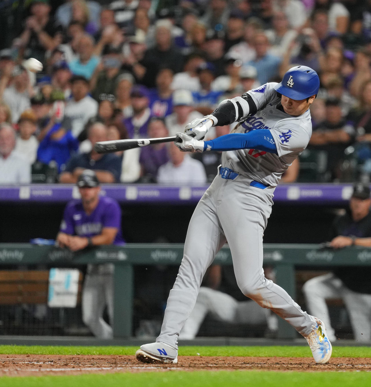 ロッキーズ対ドジャース　6回表ドジャース無死一、三塁、右越えに54号3点本塁打を放つ大谷（撮影・菅敏）