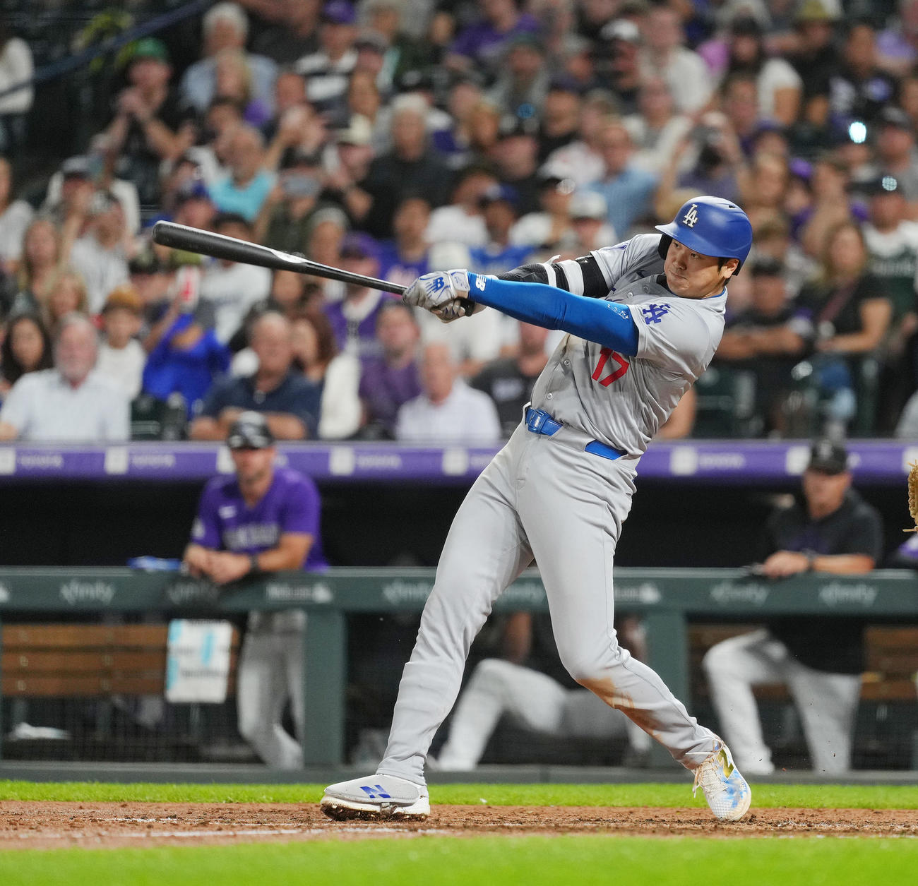 ロッキーズ対ドジャース　6回表ドジャース無死一、三塁、右越えに54号3点本塁打を放つ大谷（撮影・菅敏）