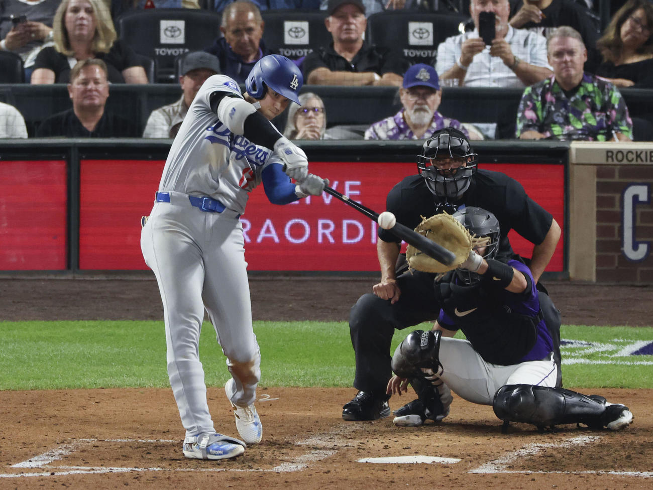 ロッキーズ戦の6回、54号3ランを放つドジャース大谷（共同）