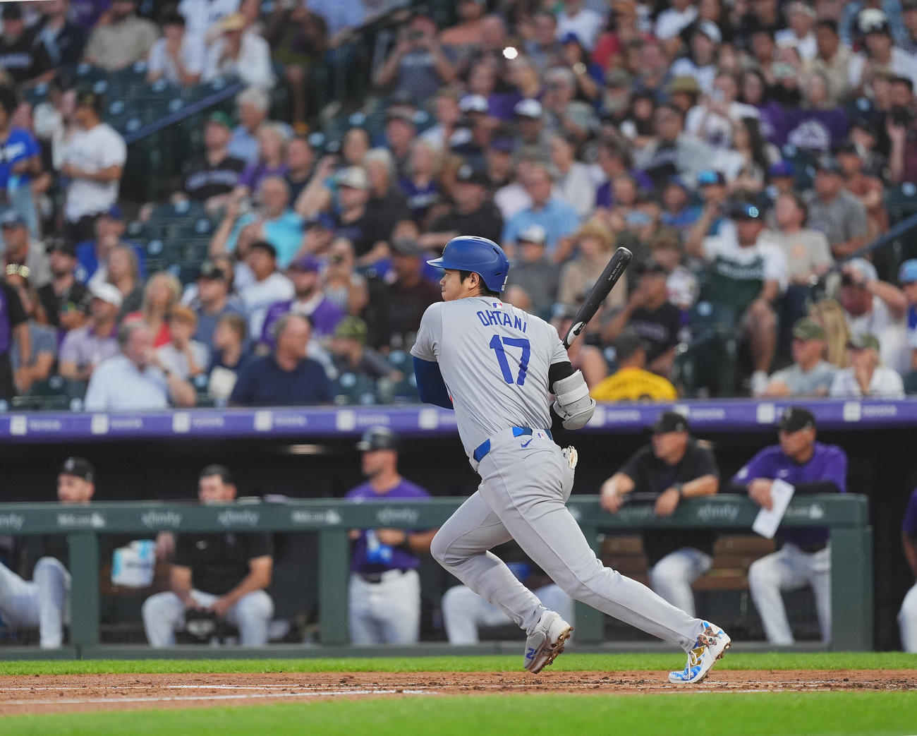 ロッキーズドジャース　2回表ドジャース1死一、二塁、右適時打を放つ大谷（撮影・菅敏）