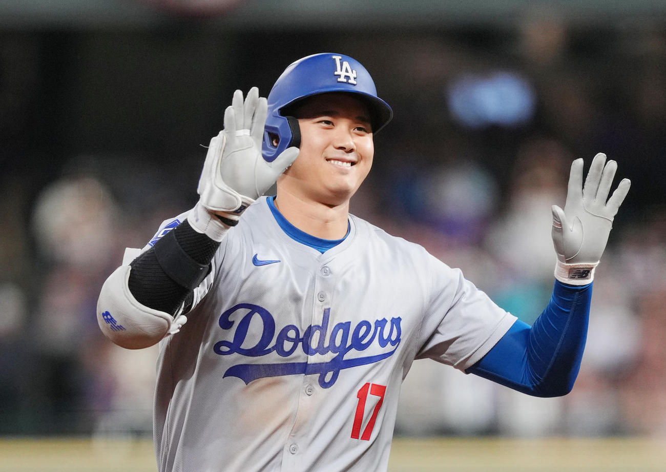 ロッキーズ対ドジャース　6回表ドジャース無死一、三塁、右越えに54号3点本塁打を放ち、笑顔でポーズをとる大谷（撮影・菅敏）