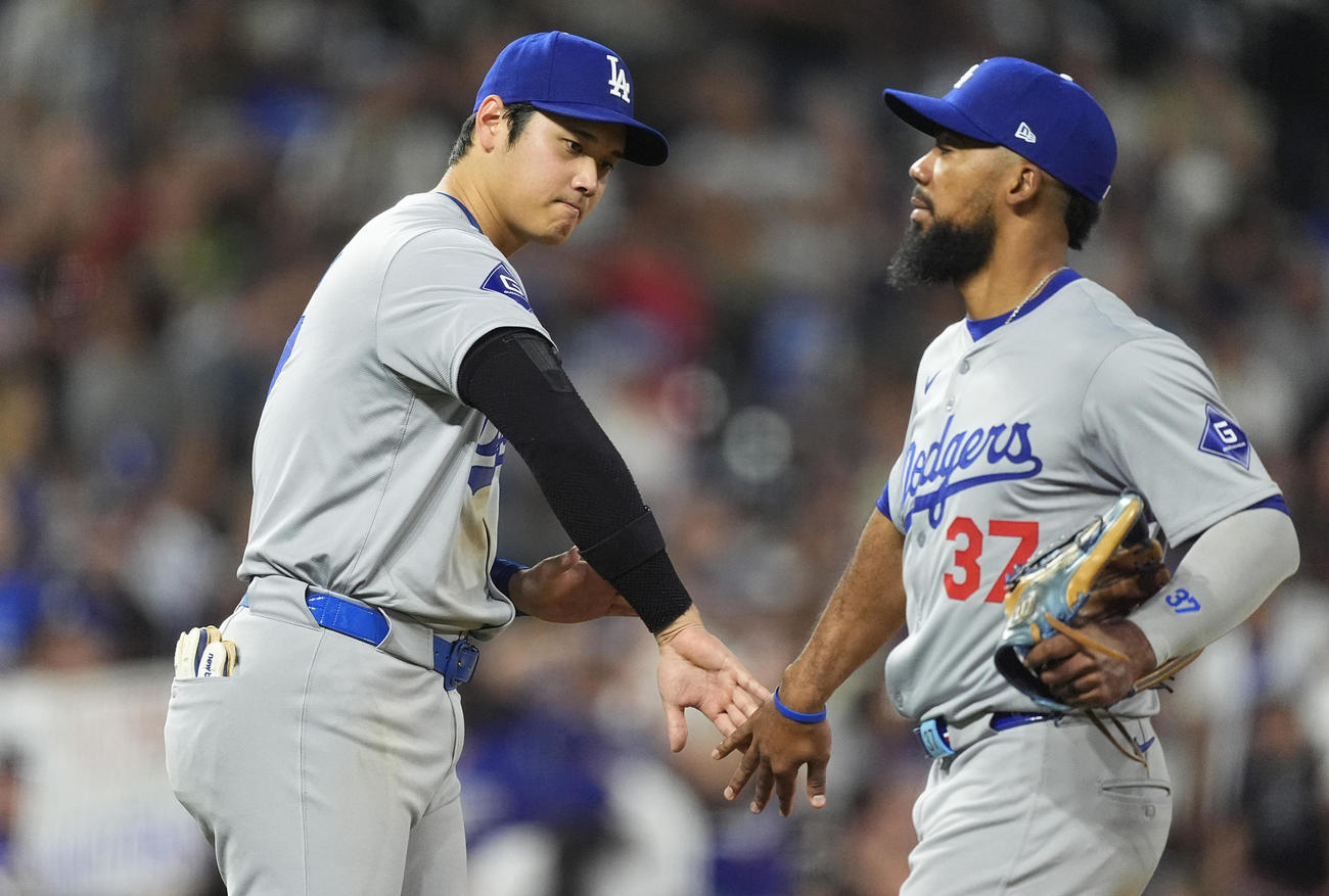 ドジャース大谷翔平はロッキーズに勝利後、同僚と喜びを分かち合った（AP）