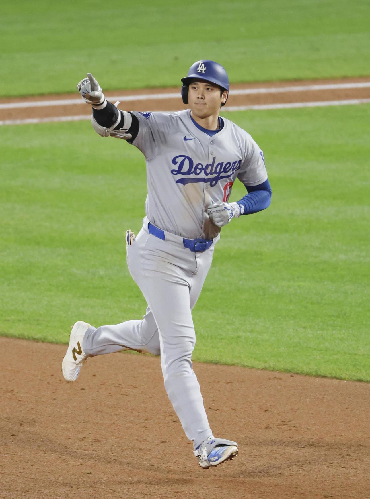 ロッキーズ戦の6回、54号3ランを放ち塁を回るドジャース大谷（共同）