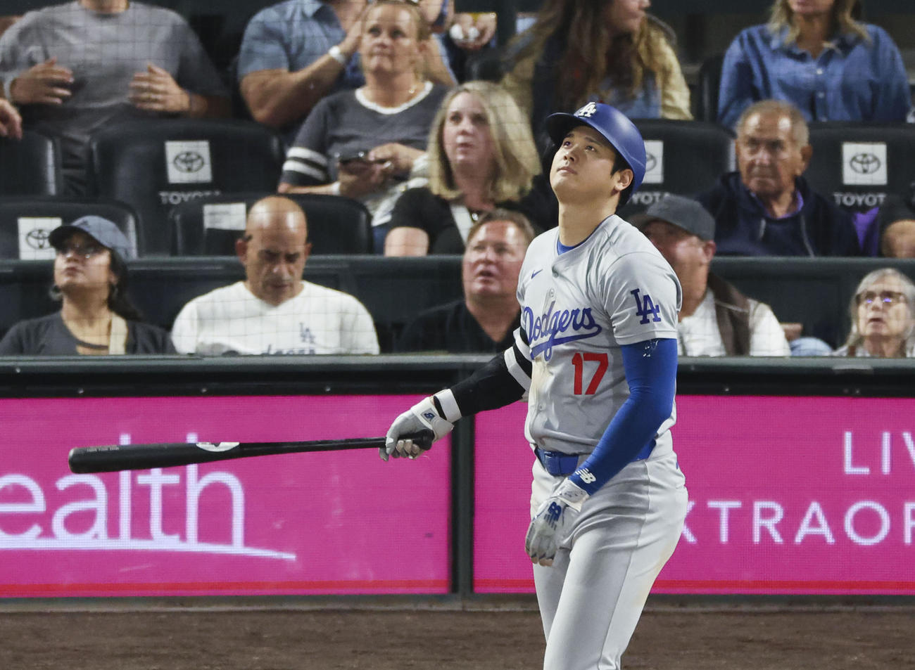 ロッキーズ戦の6回、54号3ランを放つドジャース大谷（共同）