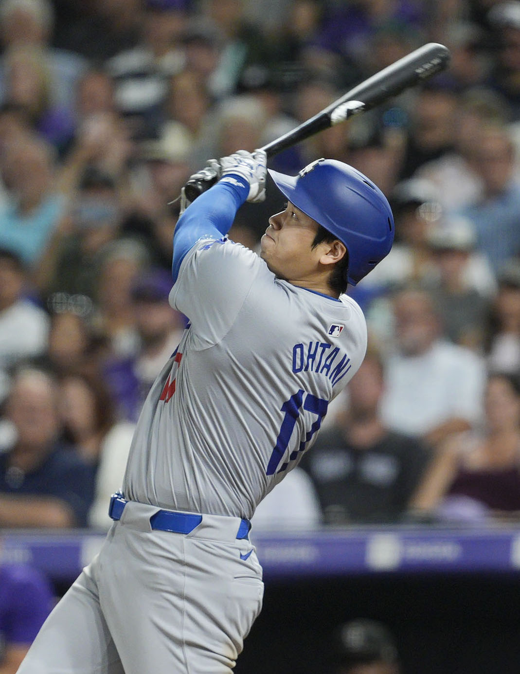 ロッキーズ戦の6回、54号3ランを放つドジャース大谷（共同）