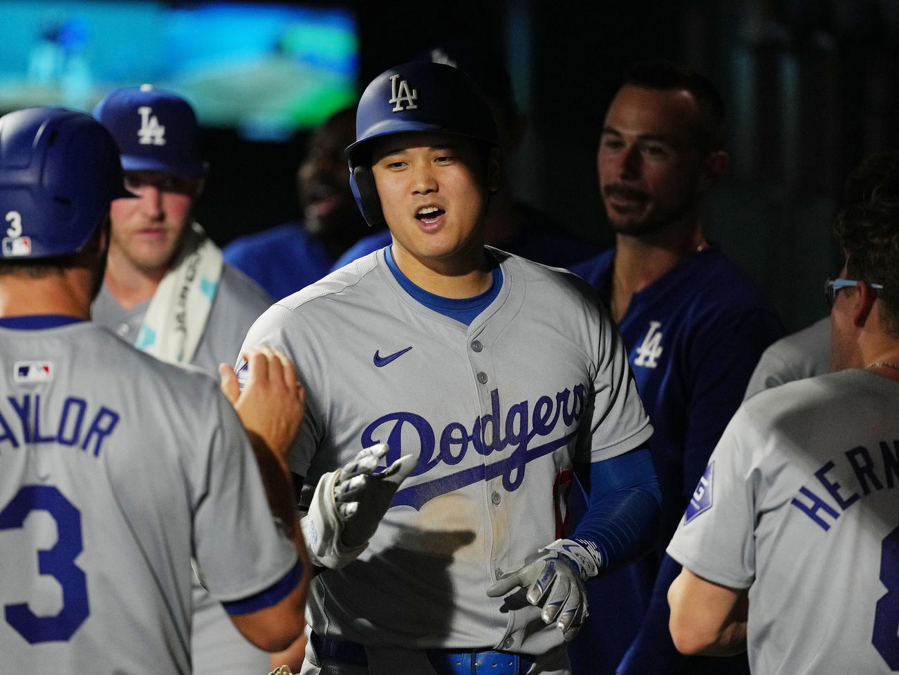 ロッキーズ対ドジャース　6回表ドジャース無死一、三塁、右越えに54号3点本塁打を放ち、ナインに迎えられる大谷（撮影・菅敏）