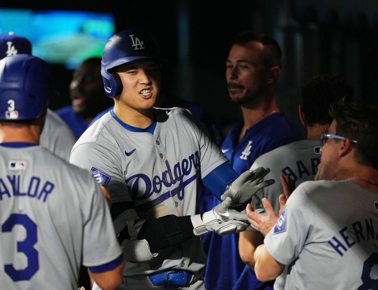 ロッキーズ対ドジャース　6回表ドジャース無死一、三塁、右越えに54号3点本塁打を放ち、E・ヘルナンデス（右）とポーズをとる大谷（撮影・菅敏）