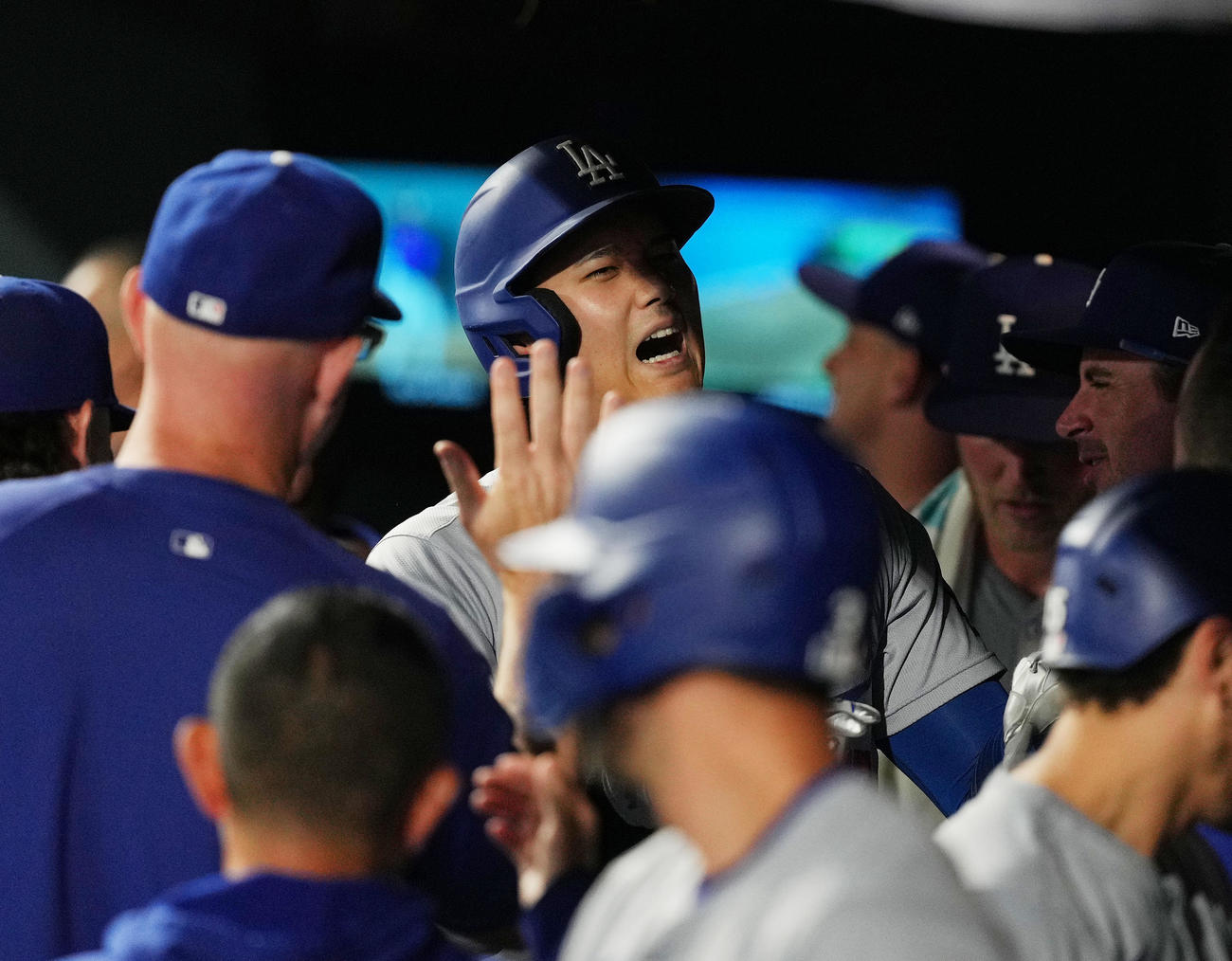 ロッキーズ対ドジャース　6回表ドジャース無死一、三塁、右越えに54号3点本塁打を放ち、ナインに迎えられる大谷（中央）（撮影・菅敏）