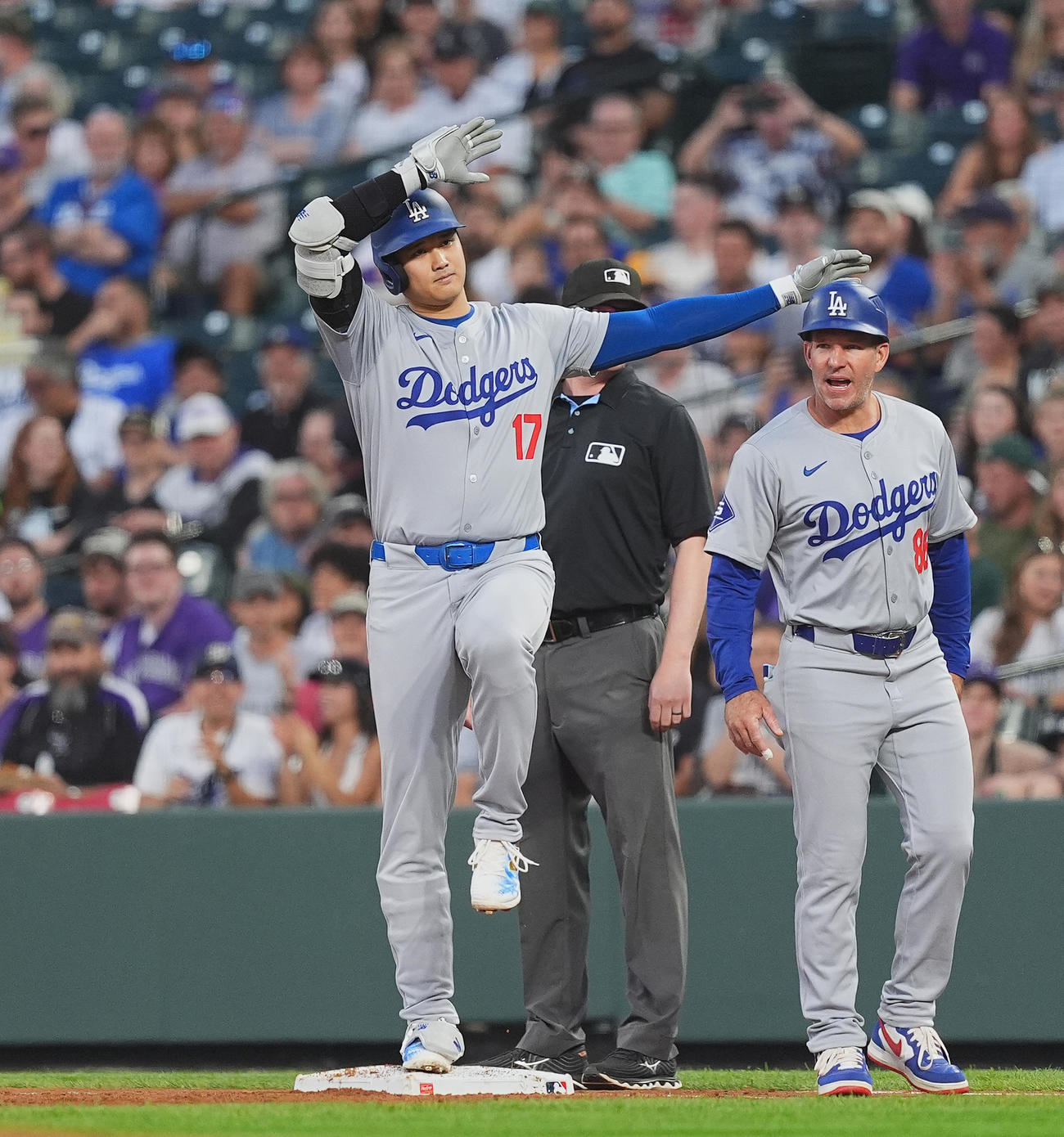 ロッキーズドジャース　2回表ドジャース1死一、二塁、右適時打を放ち、塁上でポーズをとる大谷（撮影・菅敏）