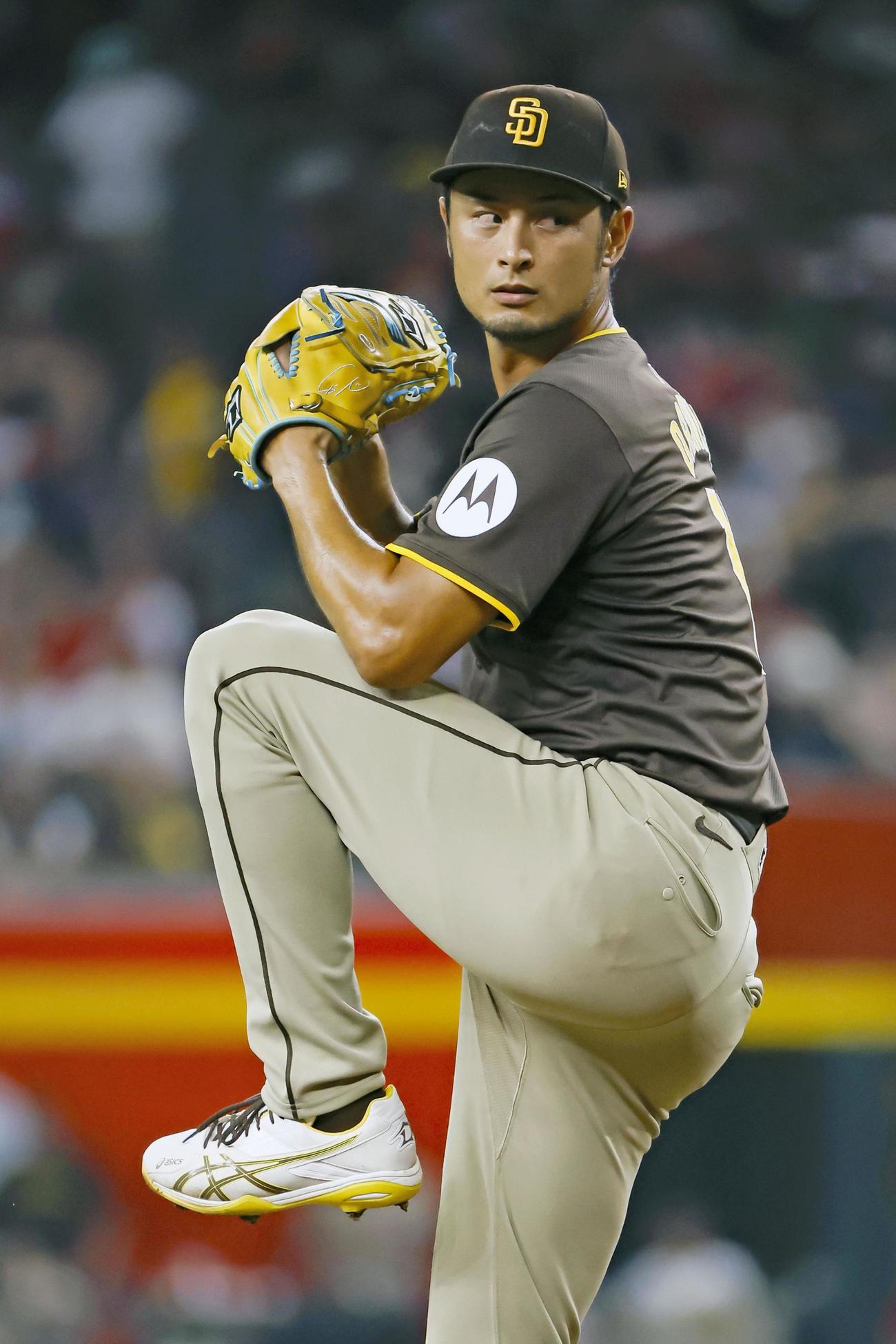 ダイヤモンドバックス戦に先発し、5回 1／3 を3安打3失点で7勝目を挙げたパドレスのダルビッシュ。日米通算203勝で黒田に並んだ＝フェニックス（共同）