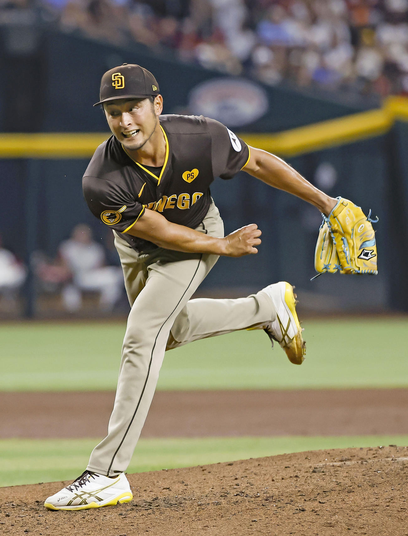ダイヤモンドバックス戦に先発し、5回 1／3 を3安打3失点で7勝目を挙げたパドレスのダルビッシュ。日米通算203勝で黒田に並んだ＝フェニックス（共同）