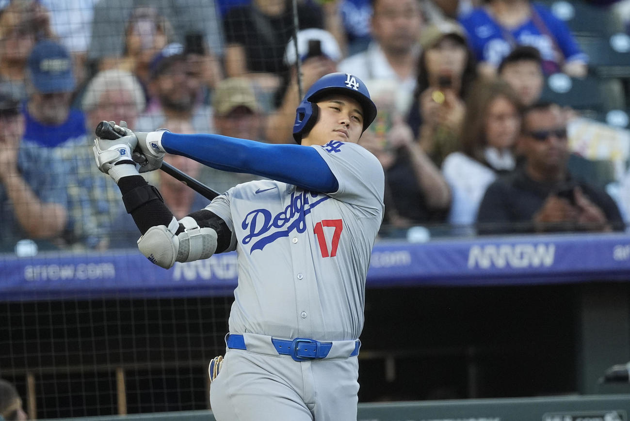 大谷翔平はロッキーズ戦の第1打席に入る前にバットスイング（AP）