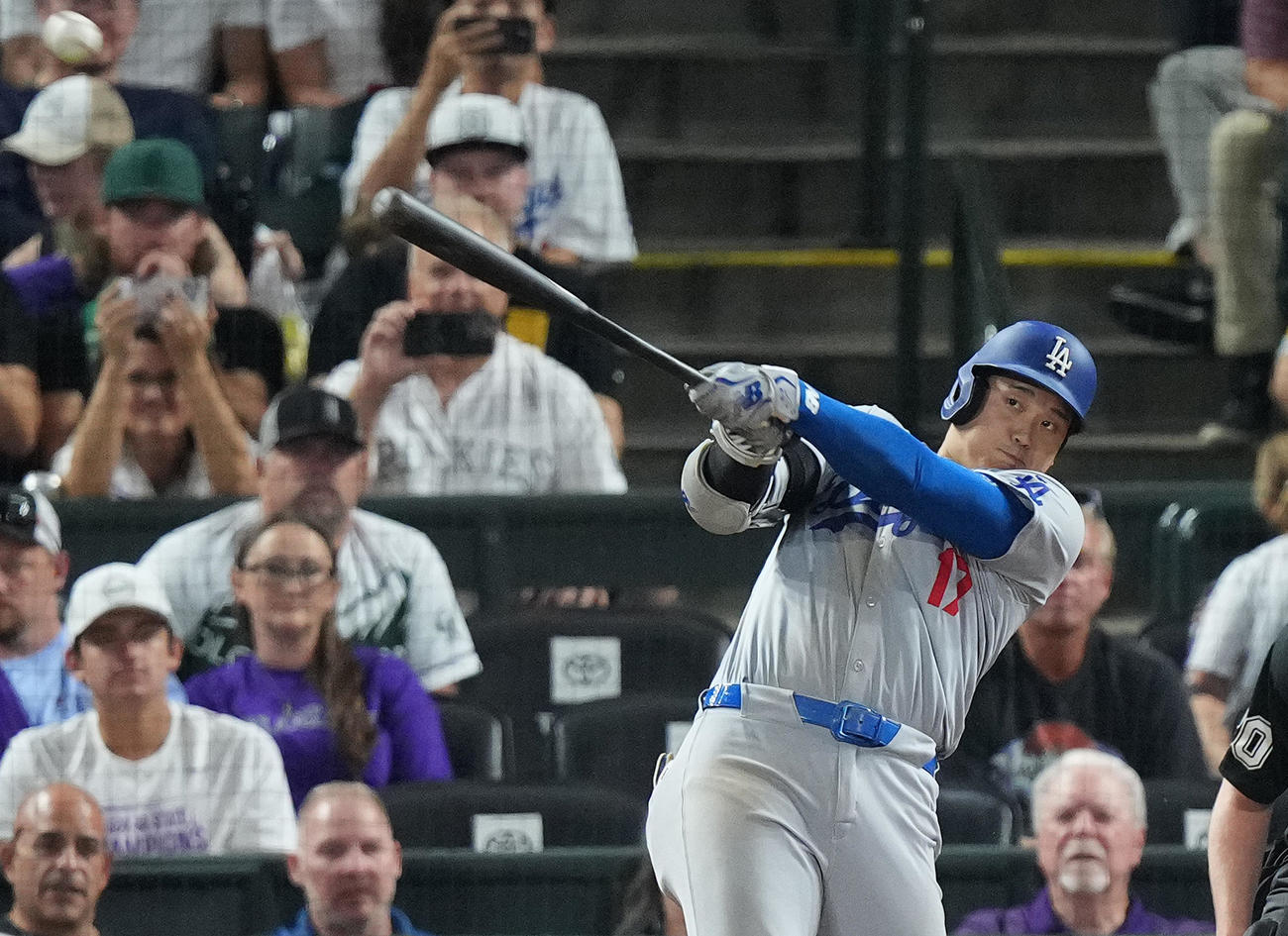 ロッキーズ対ドジャース　7回表ドジャース2死一塁、右直に倒れる大谷（撮影・菅敏）