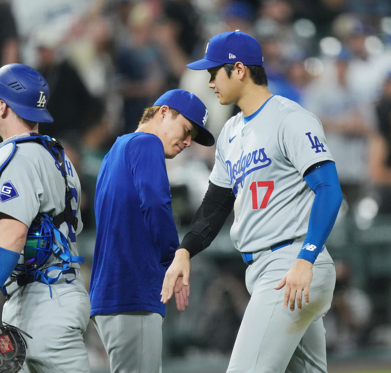 今季7勝目を挙げた山本（左）をタッチで祝福する大谷（撮影・菅敏）