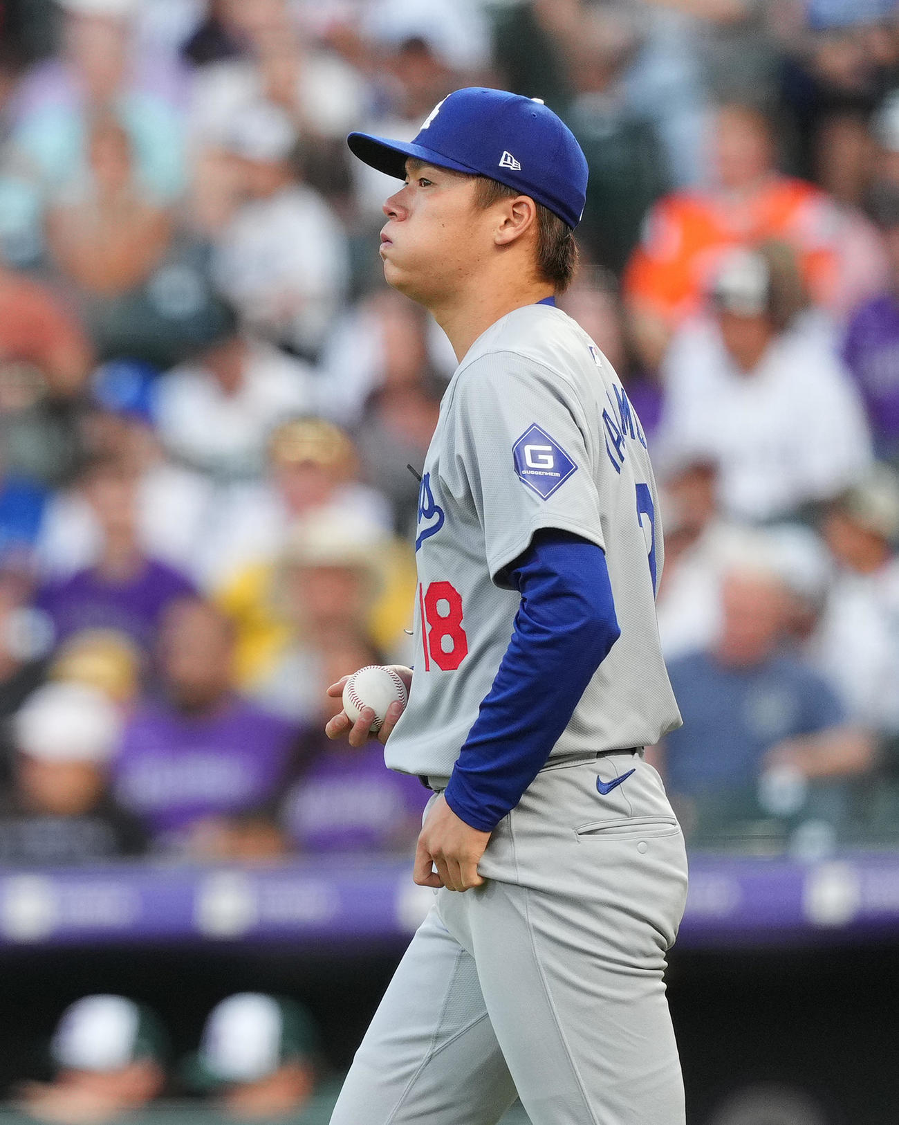 ロッキーズ対ドジャース　1回、連続安打を打たれ、浮かない表情を見せるドジャース山本（撮影・菅敏）