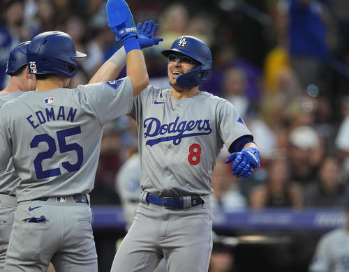 ロッキーズ対ドジャース　3回表、3ランを放ったドジャースのキケ・ヘルナンデス（右）を祝福するエドマン（AP）