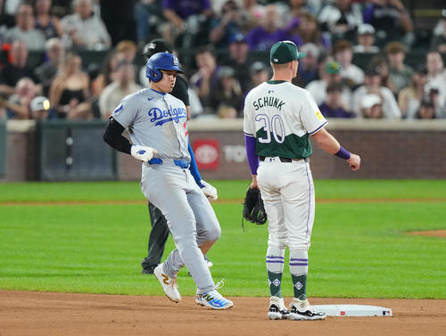 ロッキーズ対ドジャース　5回表ドジャース無死一塁、打者ベッツの時、二塁に進塁した大谷。その後、記録が盗塁からボークに訂正された（撮影・菅敏）