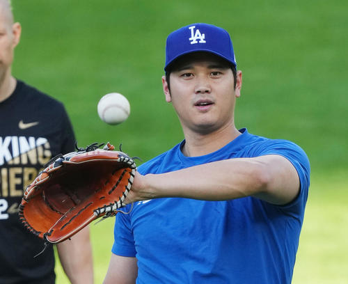 ロッキーズ対ドジャース　試合前、キャッチボールで調整するドジャース大谷（撮影・菅敏）