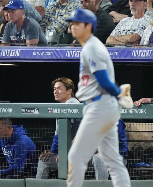 ロッキーズ対ドジャース　6回、降板しさわやかな表情で試合を見守るドジャース山本。手前は大谷（撮影・菅敏）