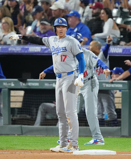 ロッキーズ対ドジャース　6回表ドジャース2死満塁、スミスが三振に倒れ、審判にアピールする三塁走者大谷（撮影・菅敏）