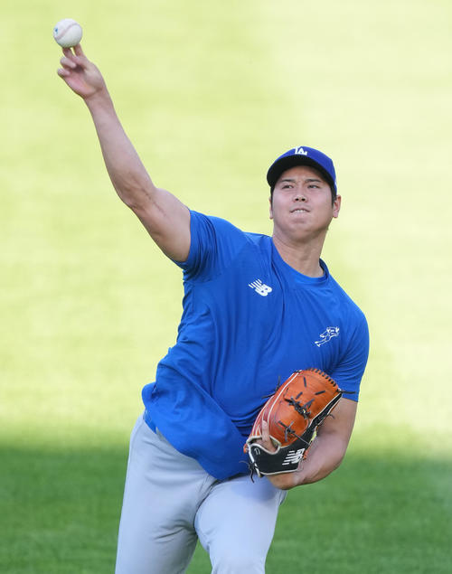 ロッキーズ対ドジャース　試合前、キャッチボールで調整するドジャース大谷（撮影・菅敏）