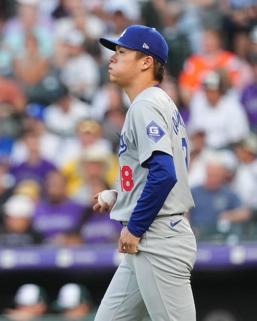 ロッキーズ対ドジャース　1回、連続安打を打たれ、浮かない表情を見せるドジャース山本（撮影・菅敏）