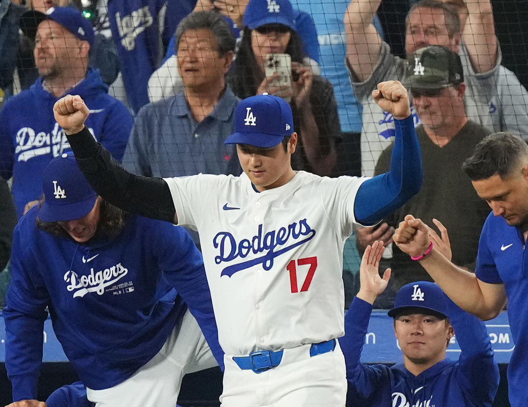 26日、地区優勝を決めガッツポーズのドジャース大谷翔平