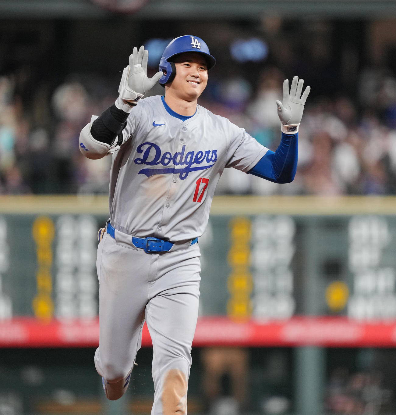 ロッキーズ対ドジャース　6回表ドジャース無死一、三塁、右越えに54号3点本塁打を放ち、笑顔でポーズをとる大谷（撮影・菅敏）