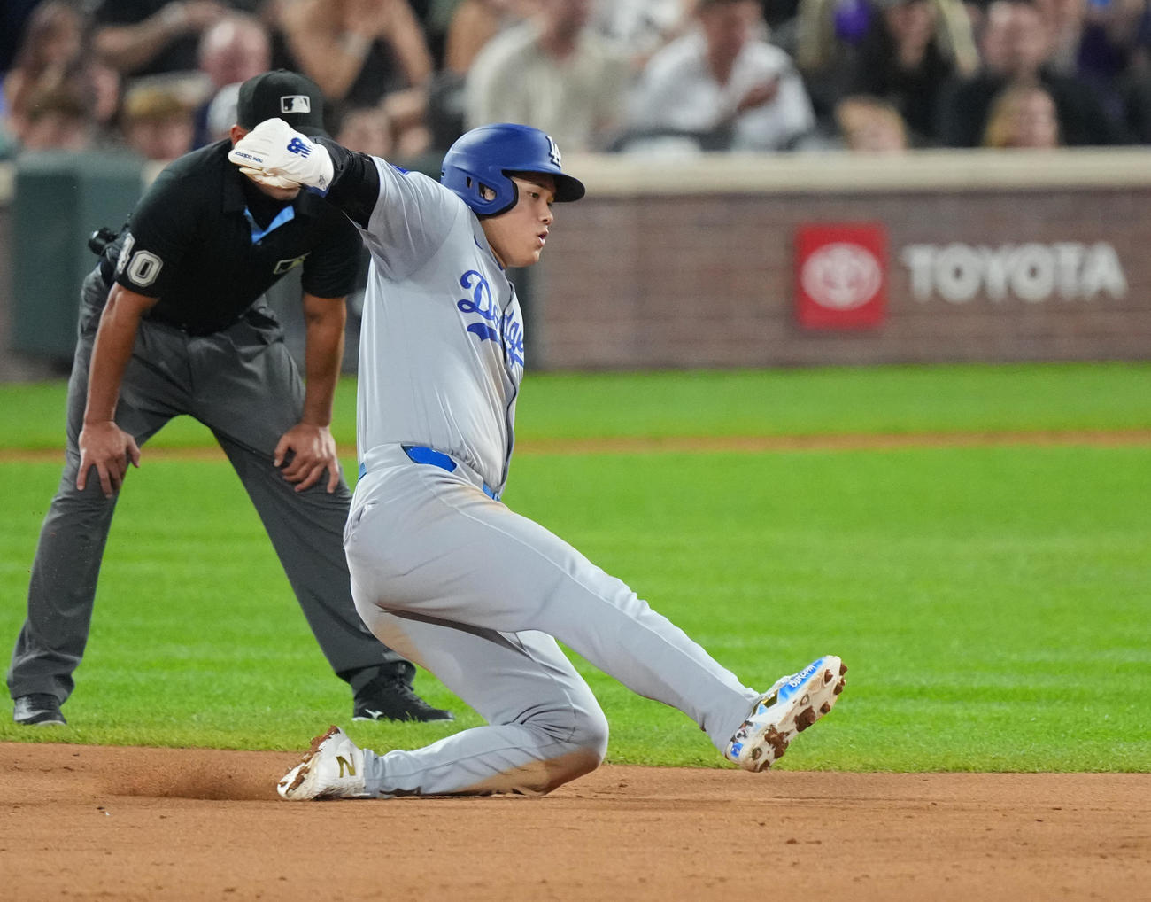 ロッキーズ対ドジャース　6回表ドジャース無死一塁、打者テーラーの時、二塁盗塁を決め、58盗塁を達成させる大谷（撮影・菅敏）