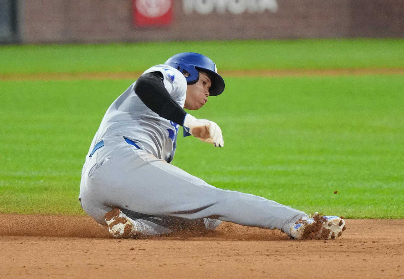ロッキーズ対ドジャース　6回表ドジャース無死一塁、打者テーラーの時、二塁盗塁を決め、58盗塁を達成させる大谷（撮影・菅敏）