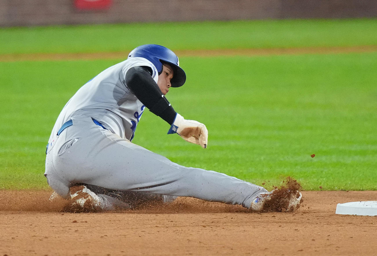 ロッキーズ対ドジャース　6回表ドジャース無死一塁、打者テーラーの時、二塁盗塁を決め、58盗塁を達成させる大谷（撮影・菅敏）