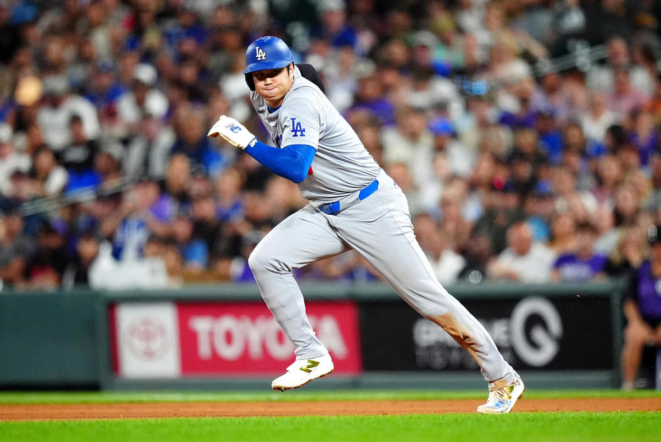 大谷翔平はロッキーズ戦の5回表、盗塁を狙う（AP）
