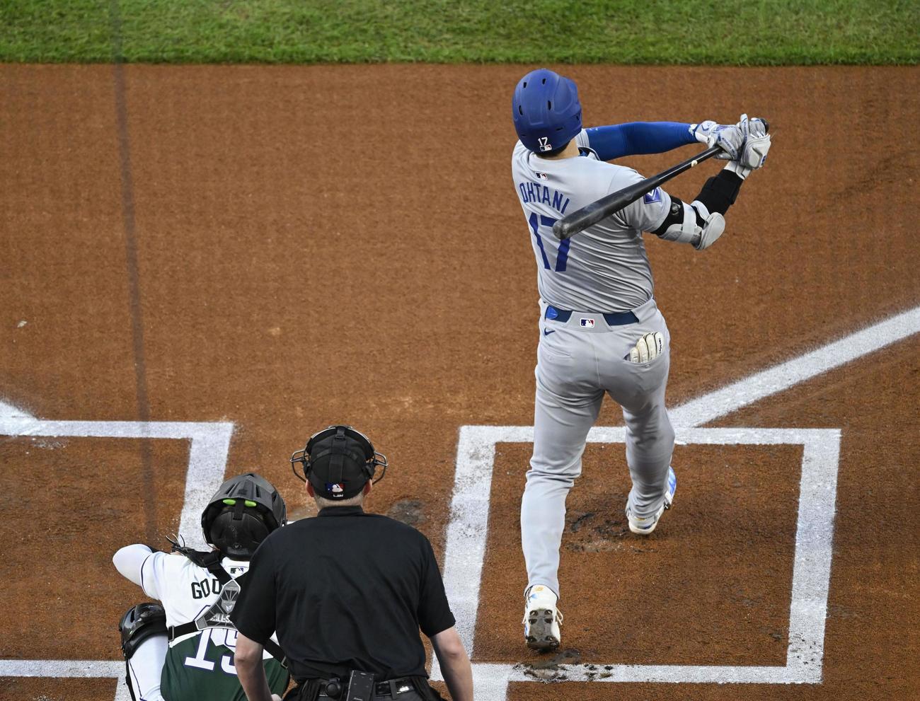 ロッキーズ戦の1回、右安打を放つドジャース・大谷＝デンバー（共同）