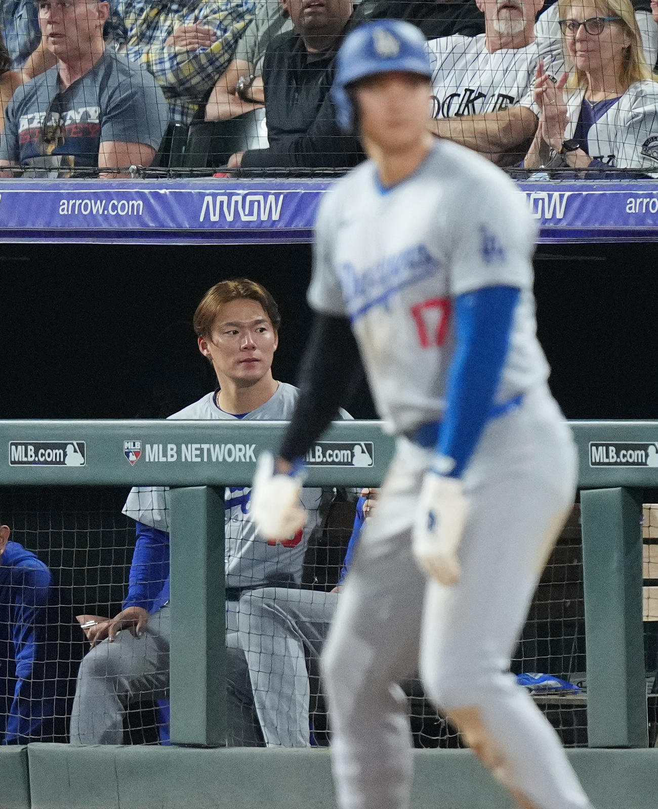 ロッキーズ対ドジャース　6回、降板しさわやかな表情で試合を見守るドジャース山本。手前は大谷（撮影・菅敏）