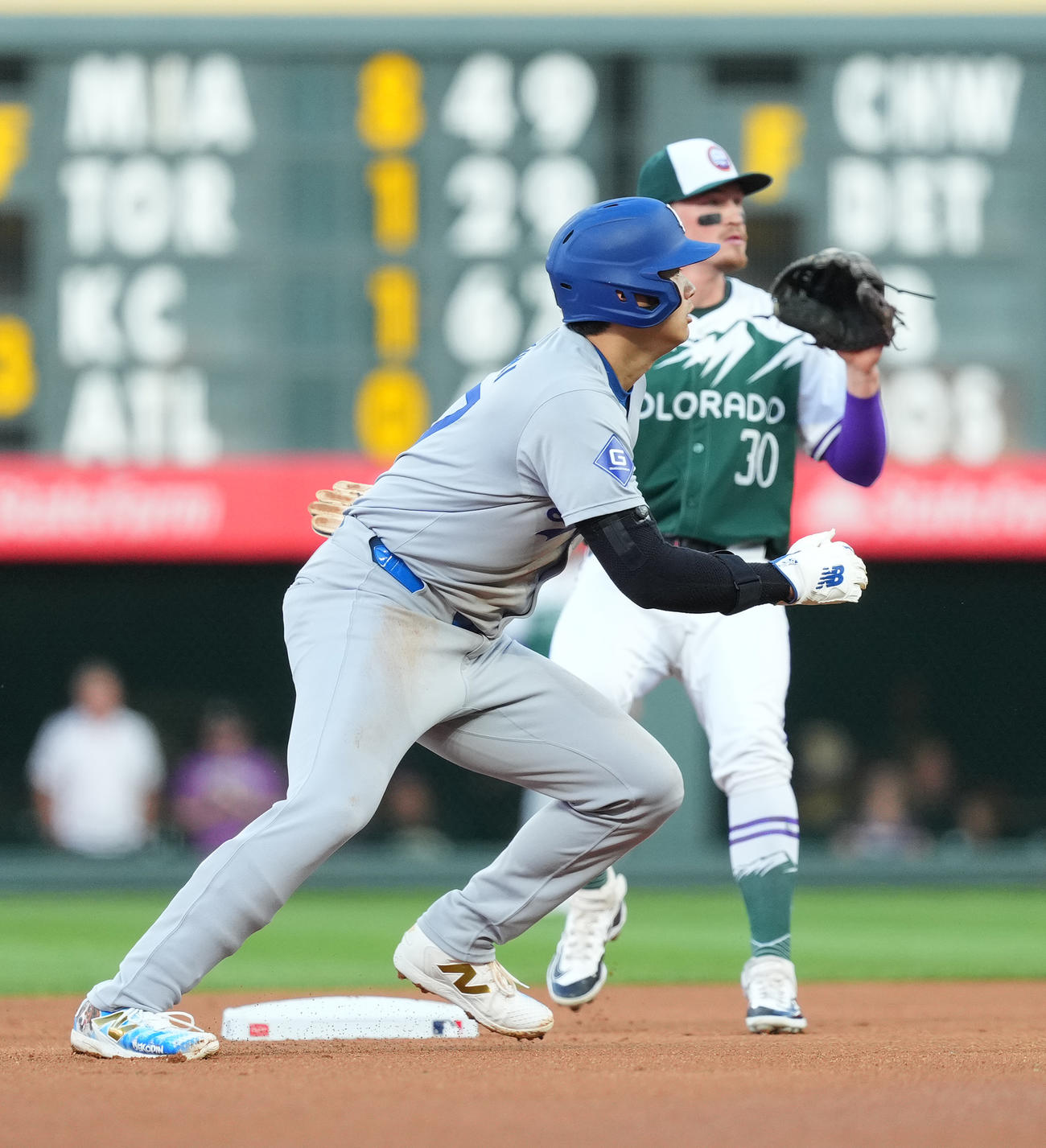 ロッキーズ対ドジャース　1回表ドジャース無死一塁、ベッツの一飛で二塁を駆け回るも、二塁ベースを踏み忘れて一塁に帰塁しアウトとなる大谷（撮影・菅敏）