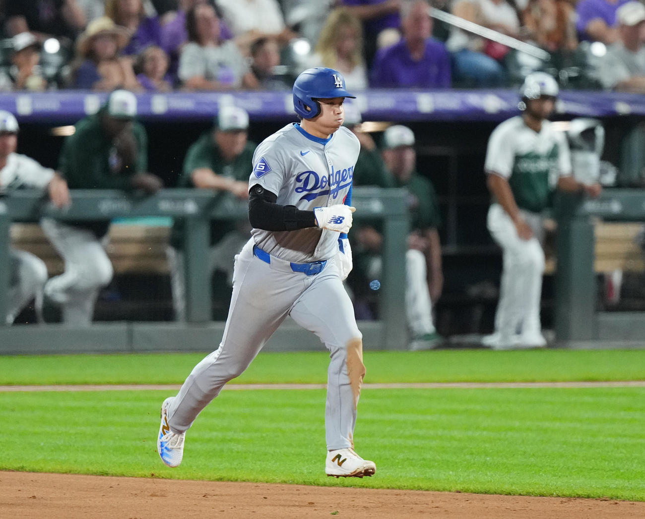ロッキーズ対ドジャース　5回表ドジャース無死一塁、打者ベッツの時、二塁に進塁した大谷。その後、記録が盗塁からボークに訂正された（撮影・菅敏）