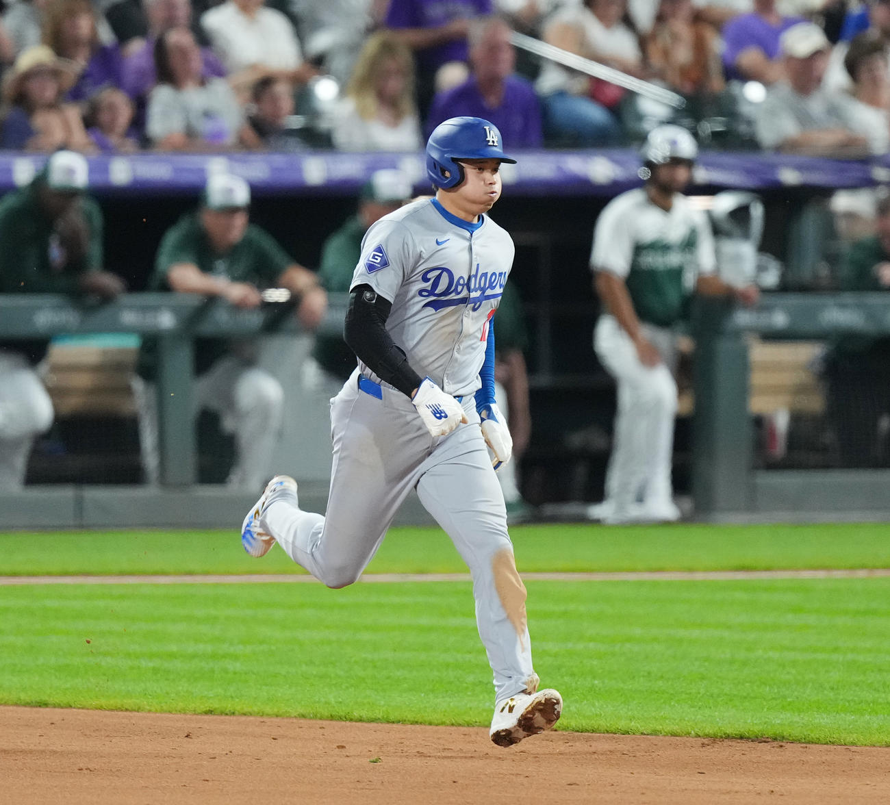 ロッキーズ対ドジャース　5回表ドジャース無死一塁、打者ベッツの時、二塁盗塁を決め、58盗塁を達成させる大谷（撮影・菅敏）