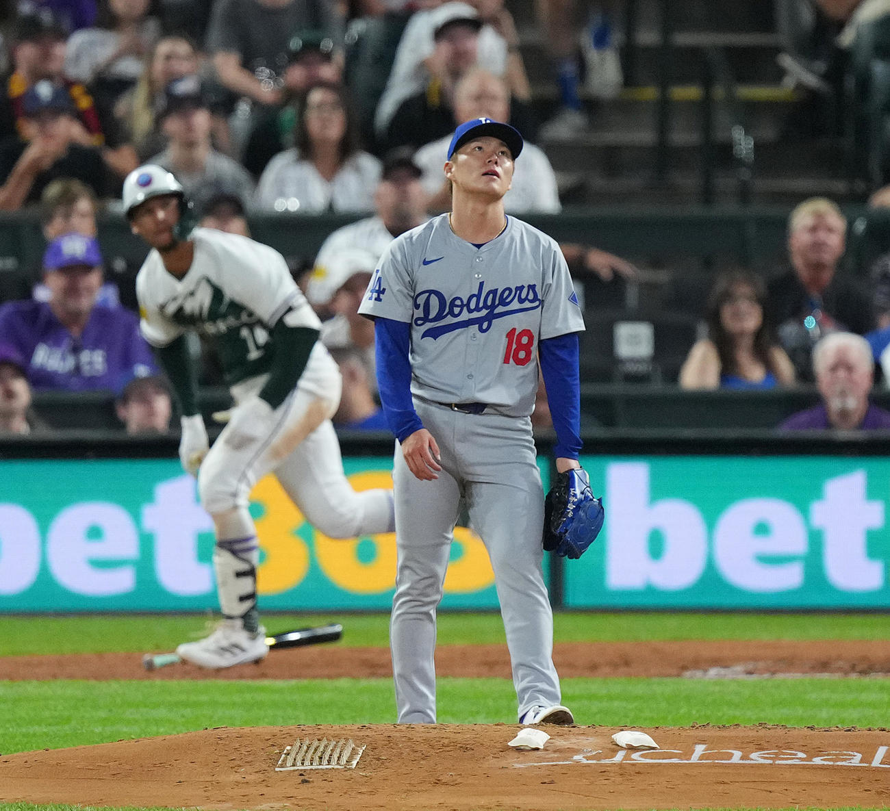 ロッキーズ対ドジャース　3回裏ロッキーズ2死、トーバー（後方）にソロ本塁打を打たれる山本（撮影・菅敏）