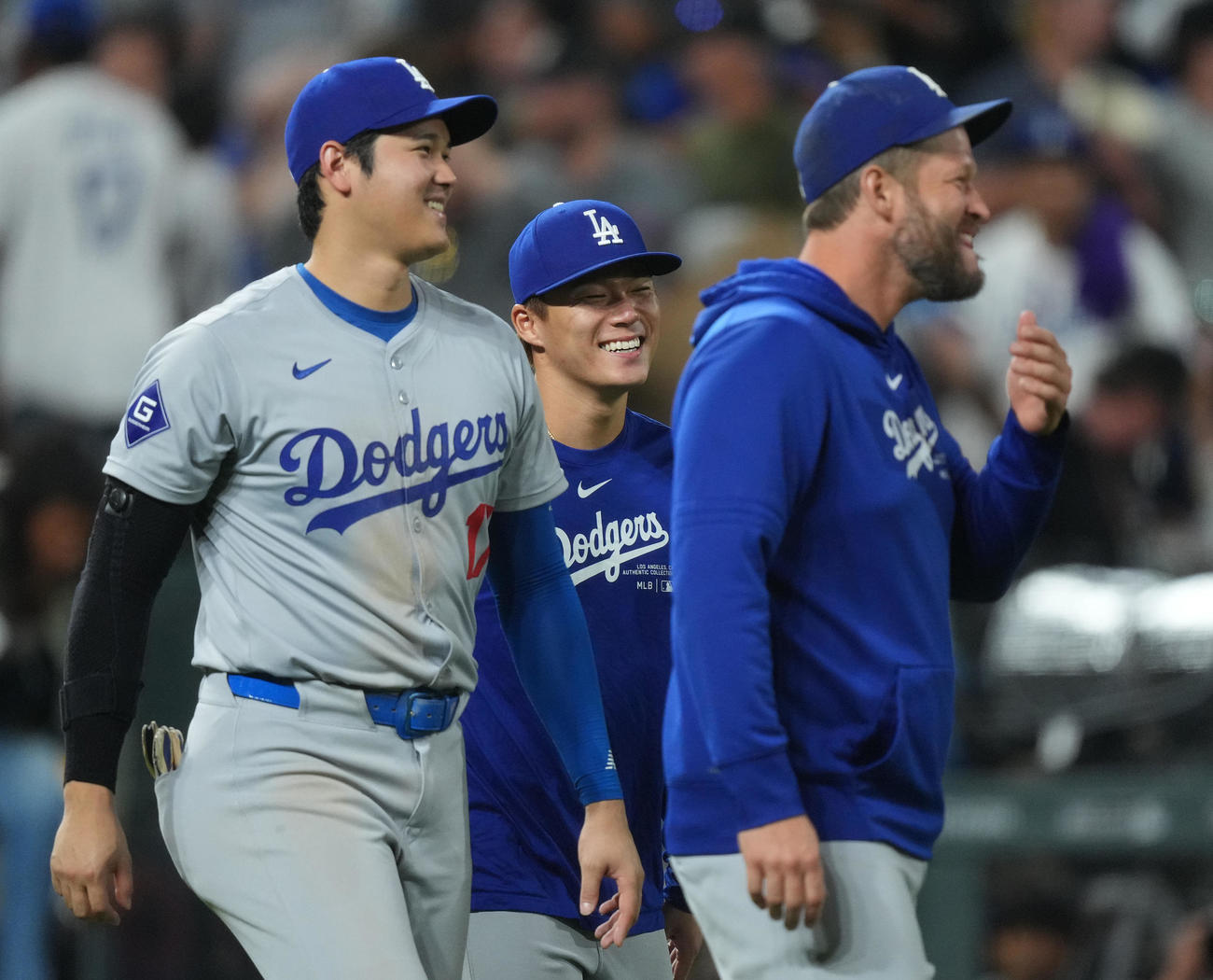 ロッキーズ対ドジャース　今季7勝目を挙げ、大谷（左）、カーショー（右）に祝福される山本（撮影・菅敏）