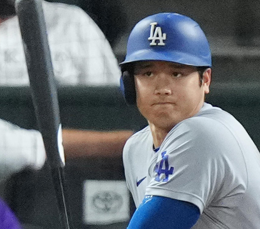 ロッキーズ対ドジャース　6回表ドジャース無死、右前打を放つ大谷（撮影・菅敏）