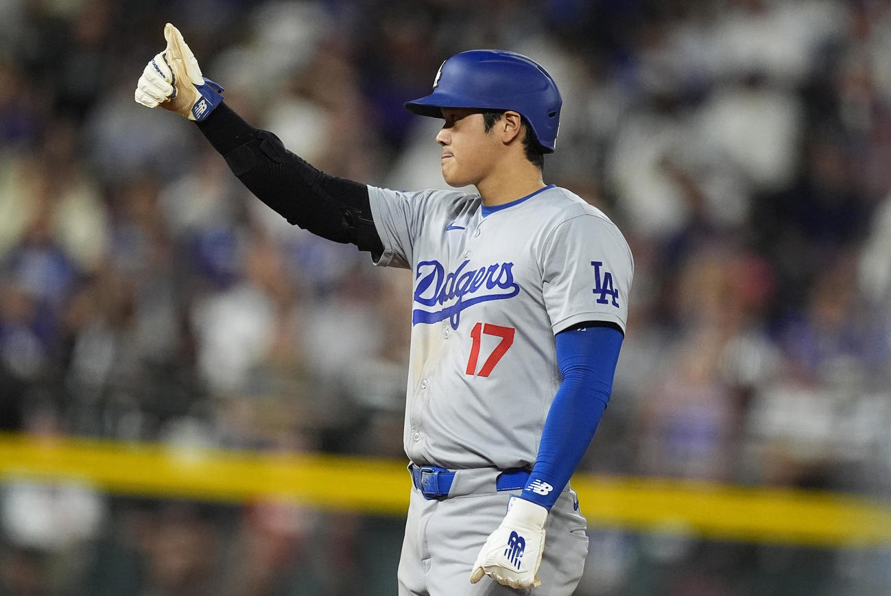 大谷翔平はロッキーズ戦5回表に二塁へ進塁し、ベンチに向かってポーズ（AP）