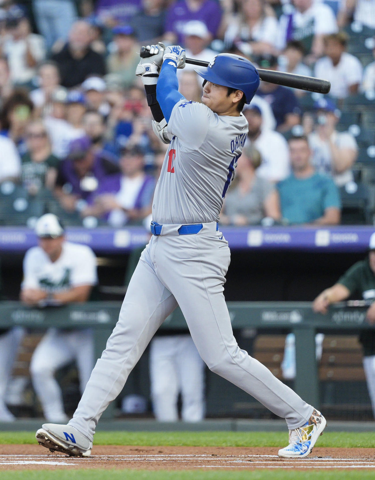 ロッキーズ戦の1回、右安打を放つドジャース・大谷＝デンバー（共同）
